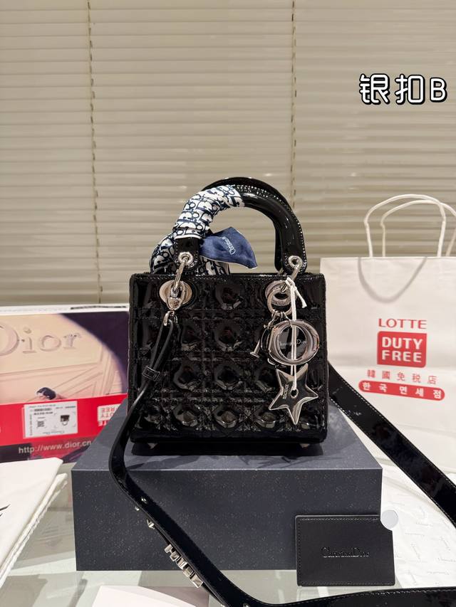 原单 配镜子 配折叠礼盒飞机盒 尺寸：Size: 20Cm 高品版.升级出货 Dior 戴妃漆皮款 更加加分！！