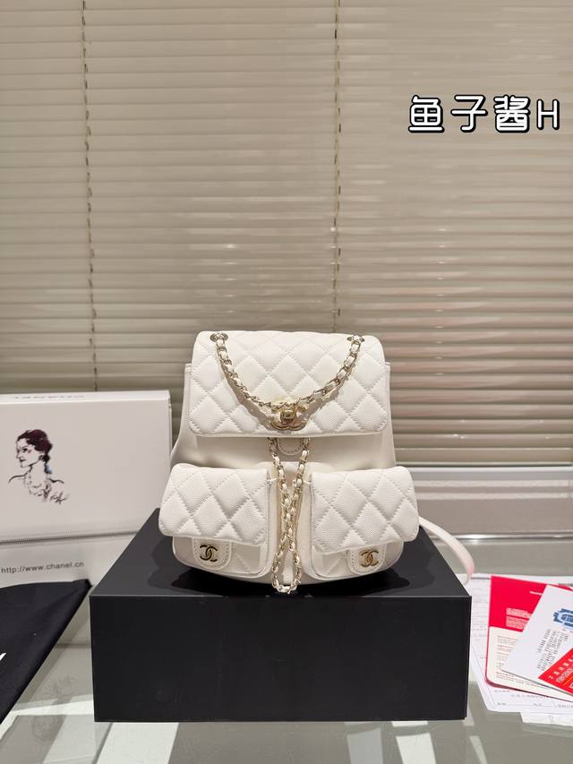 原单礼盒 Chanel 青蛙双肩背包 上新的时候看到 实物 就知道他要火了 现货供不应求 这一季度的王炸 解放双手的利器 尺寸20.21Cm