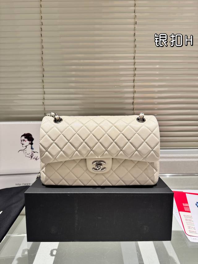 原单品质 “复刻版 Chanel 26Cm Cf ” Chanel礼盒专柜包装 无疑是个美胚子简直就是狙击小仙女们心脏的利器珍珠女孩的优雅与温柔就像珍珠本身的特