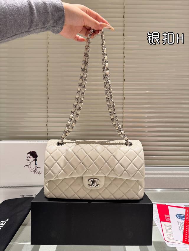 原单品质 “复刻版 Chanel 26Cm Cf ” Chanel礼盒专柜包装 无疑是个美胚子简直就是狙击小仙女们心脏的利器珍珠女孩的优雅与温柔就像珍珠本身的特