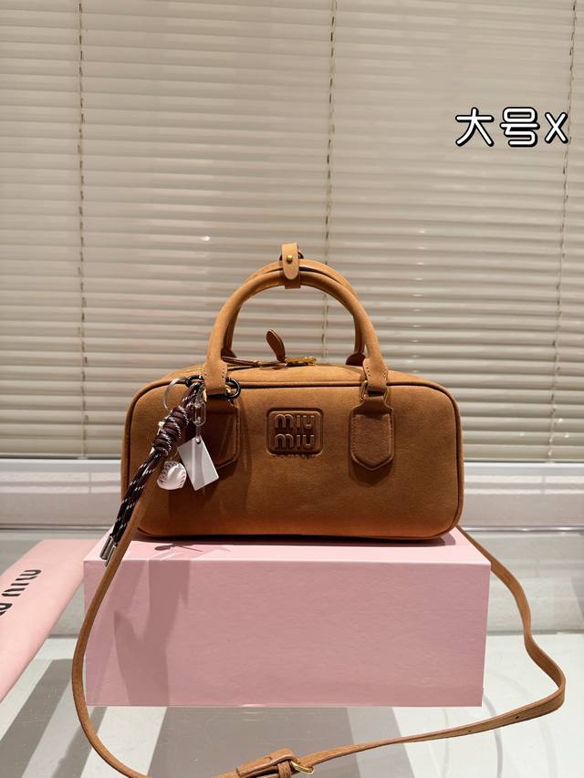 配挂件 Miumiu限定款相机包 简单又好看 Miumiu而且超级实用， #Miumiu新款包包 尺寸大号28 13Cm