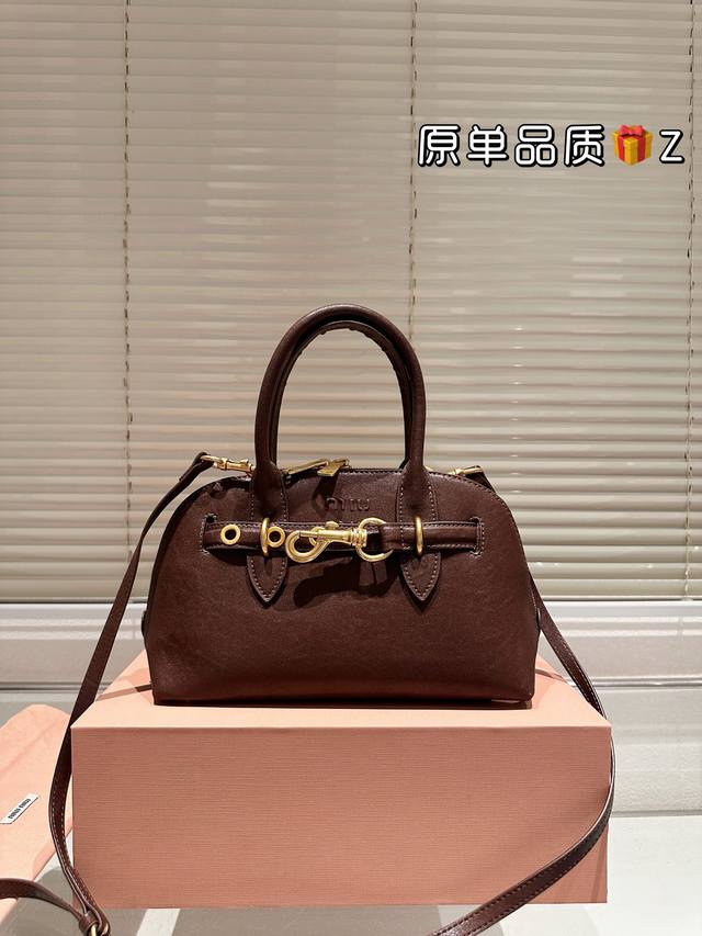 牛皮版本 Miumiu Aventure饺子包 ，采用进口小羊皮纹面料，华丽 Matelasse 工艺重释软羊革托特包活力而百搭的都市风 廓形，赋予包身纹理质感