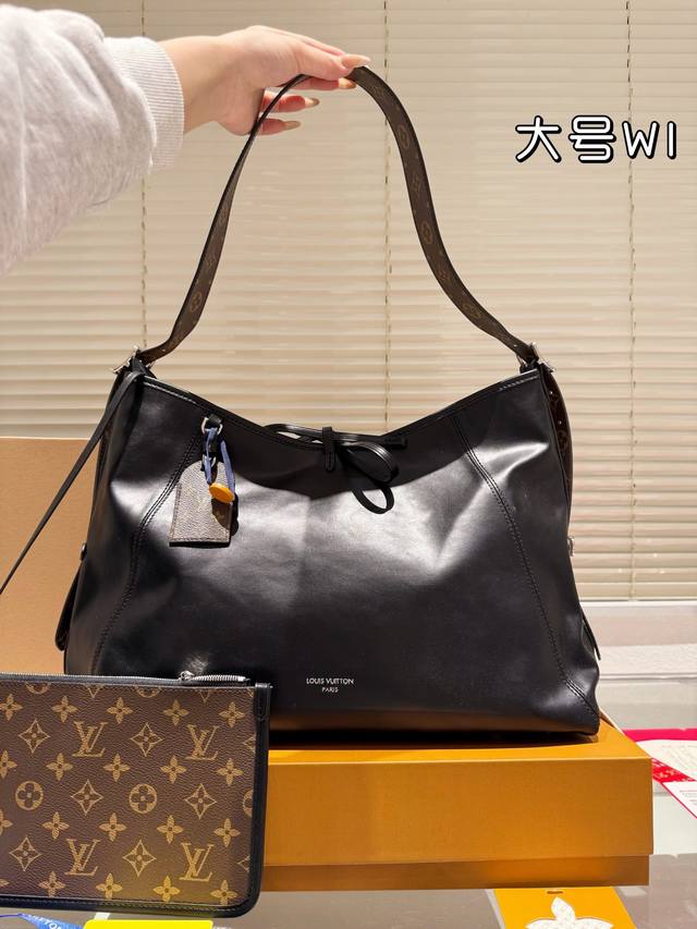 大号 原单 飞机盒折叠礼盒 Carryalldark 中号手袋 本款 Carrvall Dark 中号手袋以柔软羊皮革塑造时尚慵懒 廓形为 2024 春夏秀场造