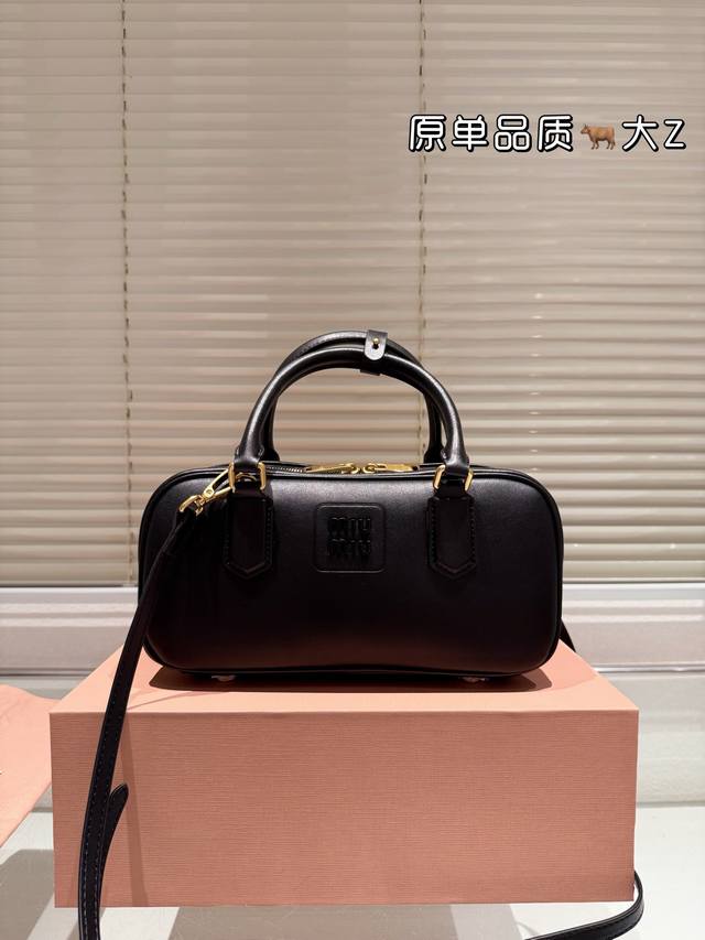 复刻版 纯牛皮 Miumiu-Softy Padded 大号 新款 Softy Padded 手袋是对经典 Bauletto 造型的重新诠释，其简洁利落的剪裁彰