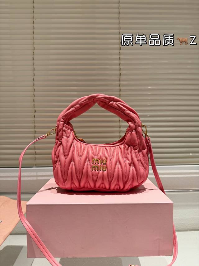 顶级原单 小羊皮 Miumiu 新品wander Hobo 腋下包 ，采用进口小羊皮纹面料，华丽 Matelasse 工艺重释软羊革托特包活力而百搭的都市风 廓