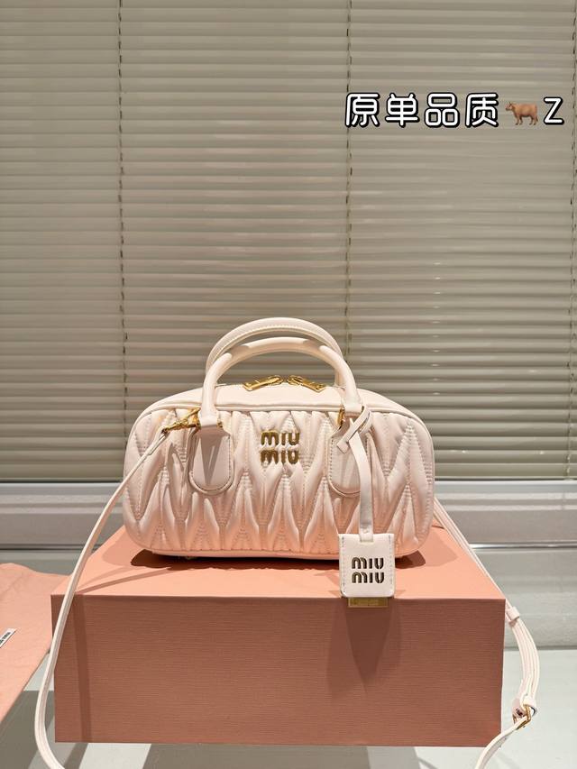 复刻版 纯牛皮 Miumiu-Softy Padde D新款 Softy Padded 手袋是对经典 Bauletto 造型的重新诠释，其简洁利落的剪裁彰显出该