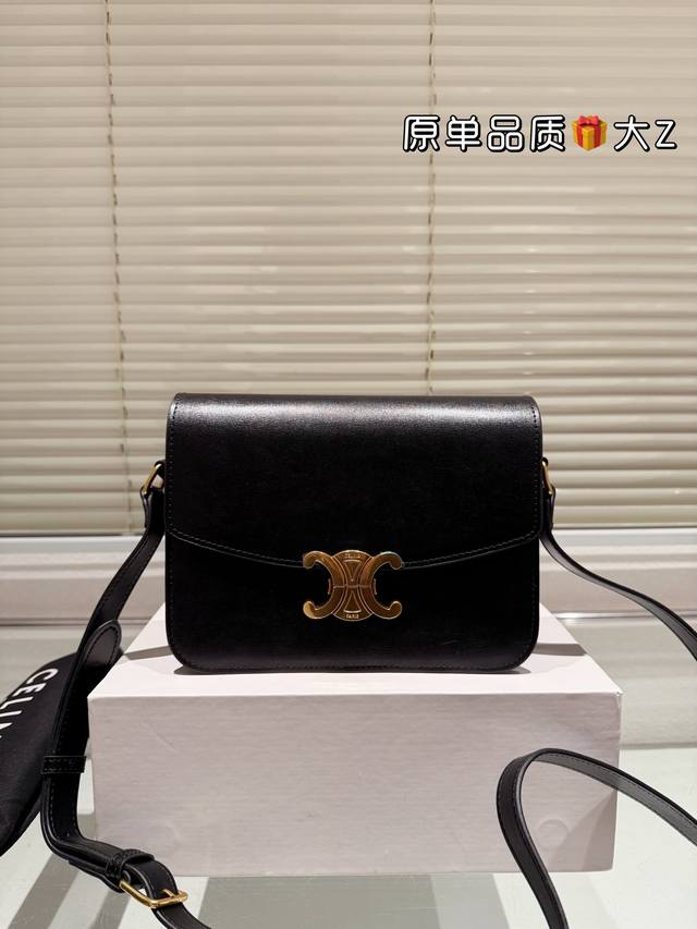 顶级牛皮 Celine 赛琳新款凯旋门 Teen豆腐包 Size:大号23 17Cm 小号19 13Cm Celine 赛琳新款凯旋门box豆腐包。 低调又高级