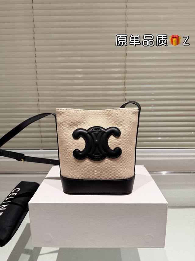 专柜对版盒包装 Celine凯旋] Cuir Triomphe牛皮水桶包s春夏新品 Cuir Triomphe小号光滑牛皮水桶包 延续经典，立体的凯旋门门标志焕