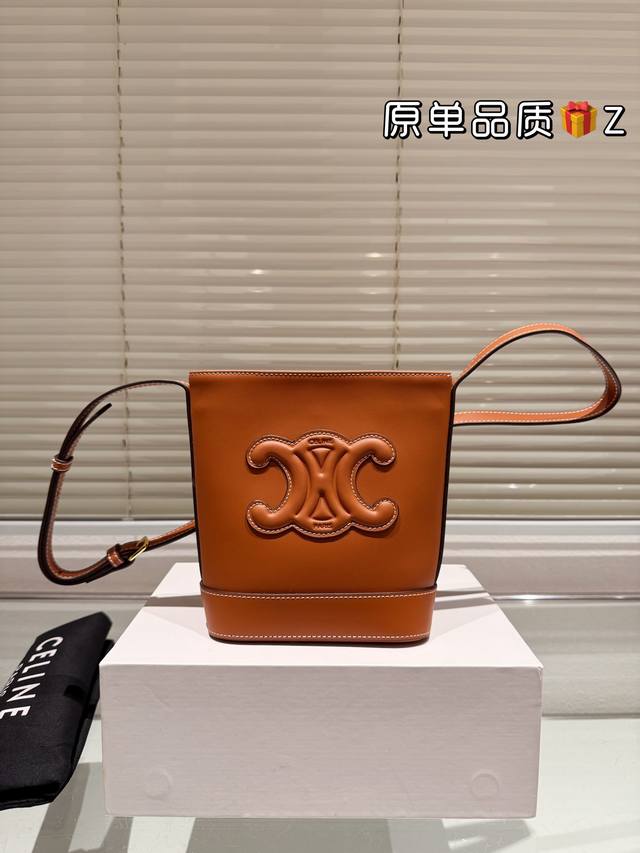 专柜对版盒包装 Celine凯旋] Cuir Triomphe牛皮水桶包s春夏新品 Cuir Triomphe小号光滑牛皮水桶包 延续经典，立体的凯旋门门标志焕