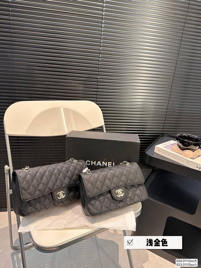 大号 配折叠盒子 Chanel 香奈儿cf包 超火爆时尚单品 高版本 做工精细 进口五金 让你无论是夏天还是冬天都能背上它出门 是不是性价比超级高 随便凹造型都