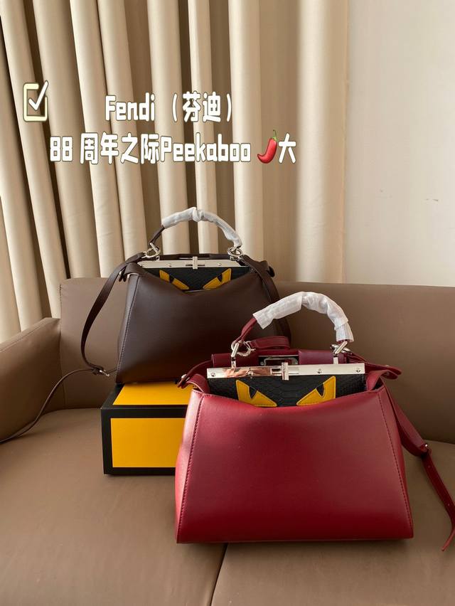 大号 无盒 Fendi 芬迪 88 周年之际，Peekaboo 系列诞生了，也顺理成章地成为了殿堂级献礼。Peekaboo 在英文中的意思是“躲猫猫”，Fend