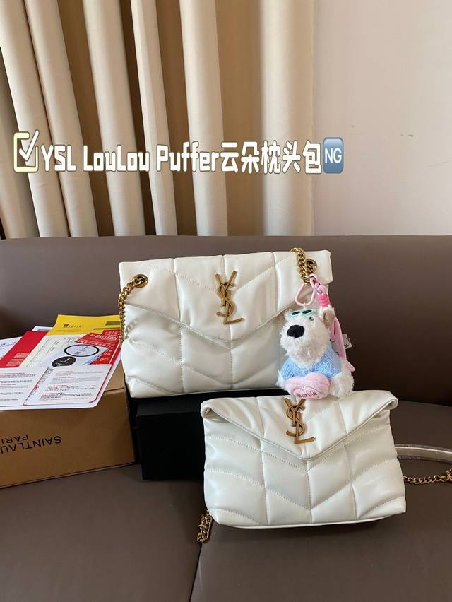 带挂件 配礼盒. Ysl Loulou Puffer云朵枕头包 Loulou今年专柜超火爆 柔软舒适胖乎乎的外形像拿着棉花糖颜值很高的一款呀 实用性满分+复古范