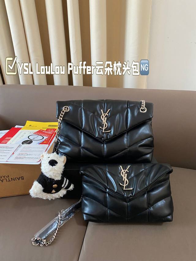 带挂件 配礼盒. Ysl Loulou Puffer云朵枕头包 Loulou今年专柜超火爆 柔软舒适胖乎乎的外形像拿着棉花糖颜值很高的一款呀 实用性满分+复古范