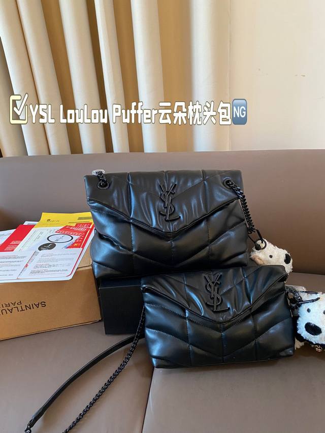 带挂件 配礼盒. Ysl Loulou Puffer云朵枕头包 Loulou今年专柜超火爆 柔软舒适胖乎乎的外形像拿着棉花糖颜值很高的一款呀 实用性满分+复古范