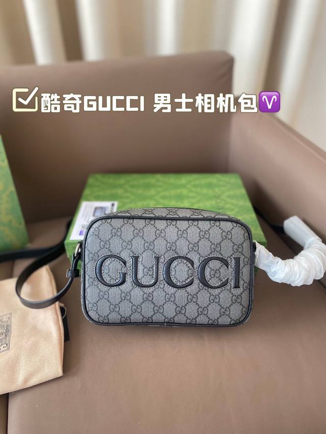 酷奇gucci 男士相机包 经典配色，彰显品牌的标志性风格！ 暗纹logo的点缀，展现品牌的时尚气息与独特魅力！ 经典款式 永不过时 让你随时散发自信风采！ 尺