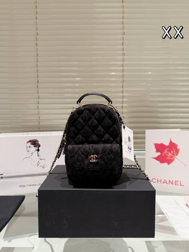 配盒 Size：13*18Cm 小香家 Chanel 24C新款双肩包 这季炒鸡可爱的小双肩 ！看着很小容量还挺大背法也有很多种非常 Nice