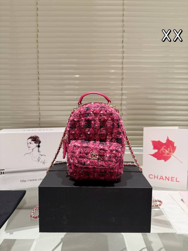 配盒 Size：13*18Cm 小香家 Chanel 24C新款双肩包 这季炒鸡可爱的小双肩 ！看着很小容量还挺大背法也有很多种非常 Nice