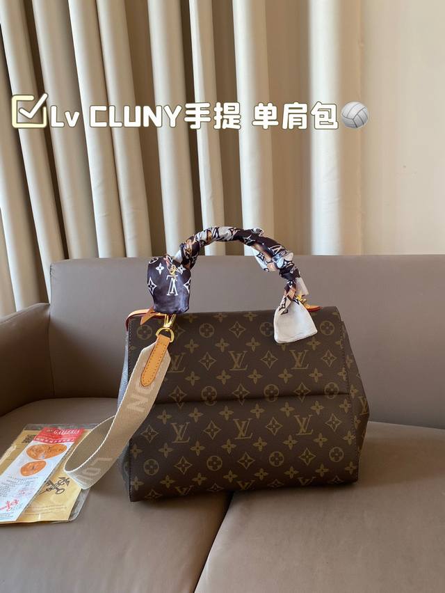 配飞机盒折叠盒子lv Cluny 很经典耐看。其中就有它 -Cluny。如果你想入手一款商务，正式的包包，那么克鲁尼就可以入手啦~从实用感上来说 Cluny B