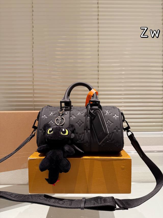 配挂件 配折叠盒 尺寸：25*15Cm Lv Keepall 新品枕头包 黑色牛皮 简直长在我的心头。 男女同款！！！！ 男盆友的新包