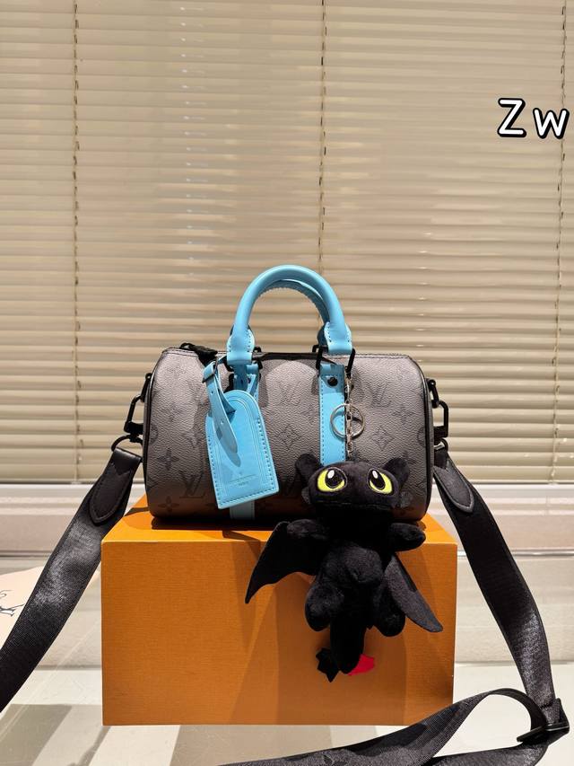 配折叠盒 尺寸：25*15Cm Lv Keepall 新品枕头包 黑色牛皮 简直长在我的心头。 男女同款！！！！ 男盆友的新包