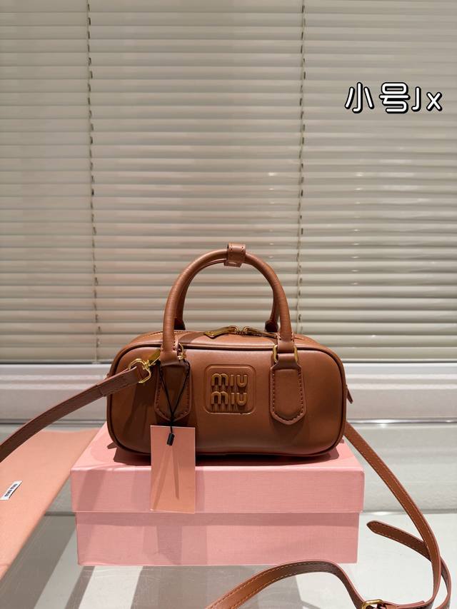 配礼盒 Miumiu限定款相机包 简单又好看 Miumiu而且超级实用， #Miumiu新款包包 尺寸小号23 12Cm