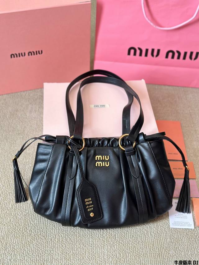 牛皮版本 Miumiu腋下饺子包 配折叠盒！尺寸 33 22Cm 绵密的手感，轻便的包包 很有质感 可盐可甜 上身绝美 无可比拟 是每个追求漂亮的女孩必入单品