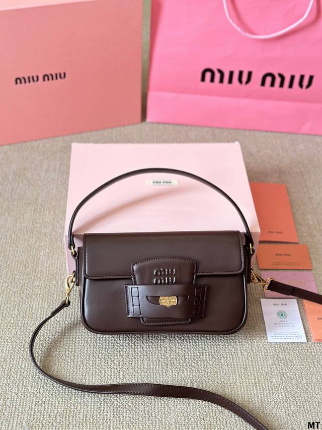 牛皮版本 Miumiu限定款mini 简单又好看 Miumiu而且超级实用， #Miumiu新款包包 尺寸23 14Cm