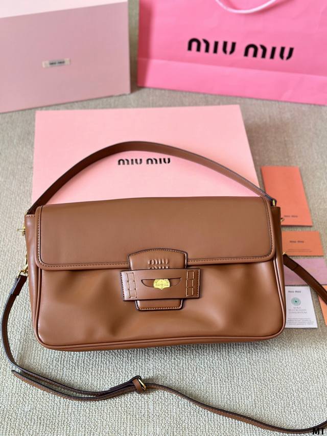 牛皮版本 Miumiu 全新penny Leather Bag，三款色调 秋冬必备：Miu Miu的新款penny Leather Bag来了！ 经典便士乐福鞋