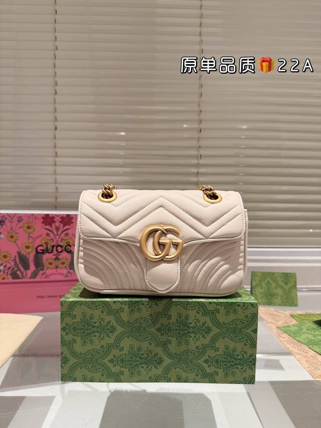 牛皮 飞机盒折叠礼盒 Size：22*13Cm Gucci Marmont 经典款啦 质量很好 性价比高 牛皮品质