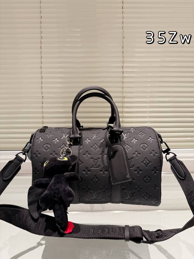 牛皮版本 配挂件 男帅女飒！！Lv Keepall35 真的泰裤辣 路易威登 Keepall 35 黑色老花有辨识度又低调 City的行李牌整个包包有不单调 尼