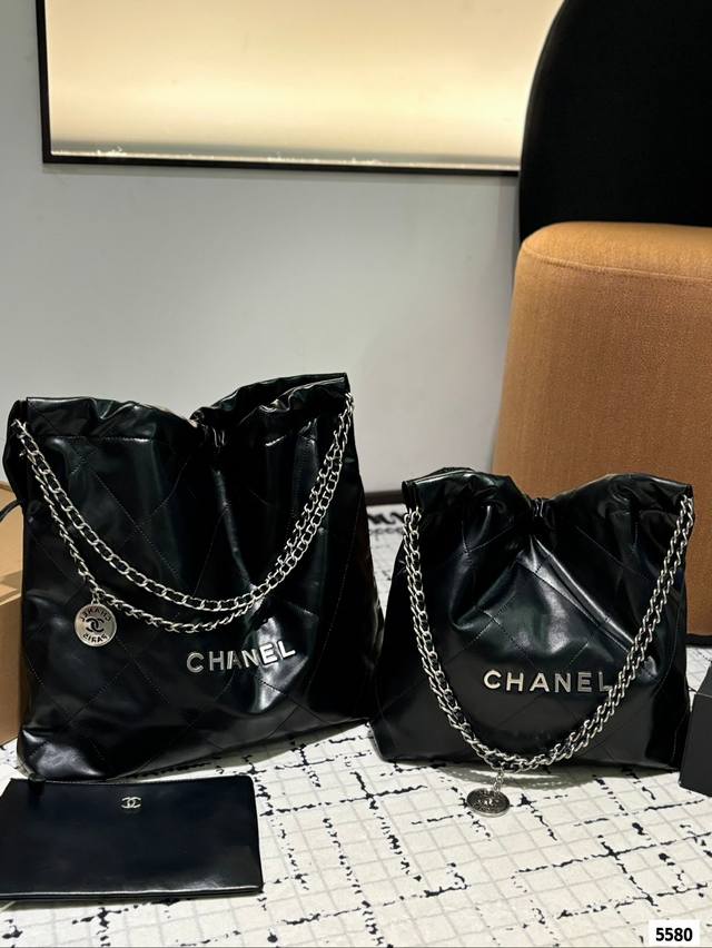 Chanel 22Bag 以数字命名的“垃圾袋” 年10 月，Chanel 品牌艺术总监virginie Viard在年春夏 时装秀_上推出一款新款手提包: 2