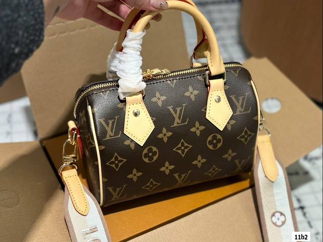 Lv Speedy20枕头包 新款speedy20，宝藏尺寸，因为20的尺寸不大也不小，容量也特别 对于嫌弃speedy25太大，Nano16Cm 又太小的姐妹