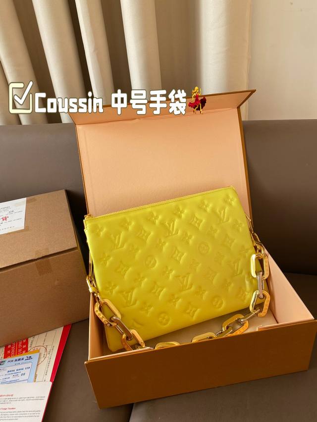 配飞机盒+折叠盒 Coussin 中号手袋，采用蓬松羊皮革压印 Monogram 图案，以舒软质感呈现紧凑构型。内隔层增添功能性，昼夜场合皆宜，明星同款必备。粗