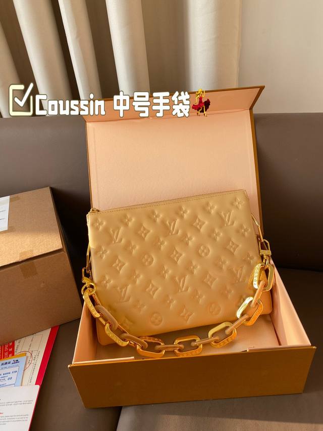 配飞机盒+折叠盒 Coussin 中号手袋，采用蓬松羊皮革压印 Monogram 图案，以舒软质感呈现紧凑构型。内隔层增添功能性，昼夜场合皆宜，明星同款必备。粗