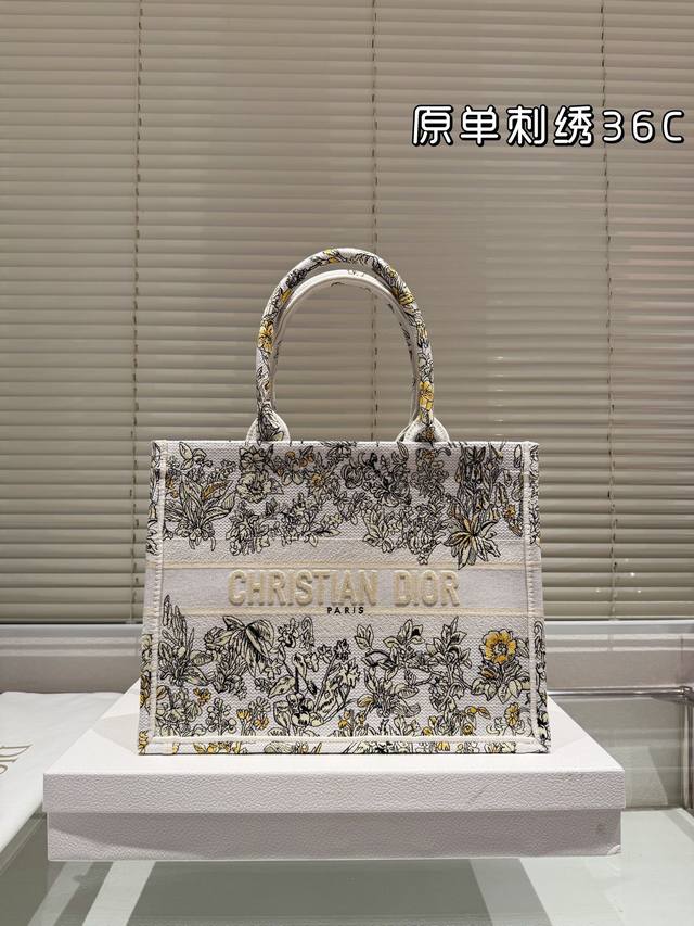 原单刺绣 215 190 Dior 提花 托特包 配内胆 Dior Book Tote今年最喜欢的一款购物袋 Tote我用的次数最多的包，因为容量超级大，不管什