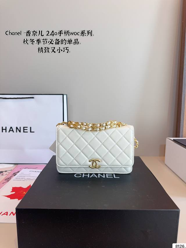 配礼盒 Chanel 香奈儿发财 一款随身小包 Chanel香奈儿23S 双金球woc发财包 可斜挎单肩 链条可收入包内作为手包使用 上身后超显大气， 别看小小