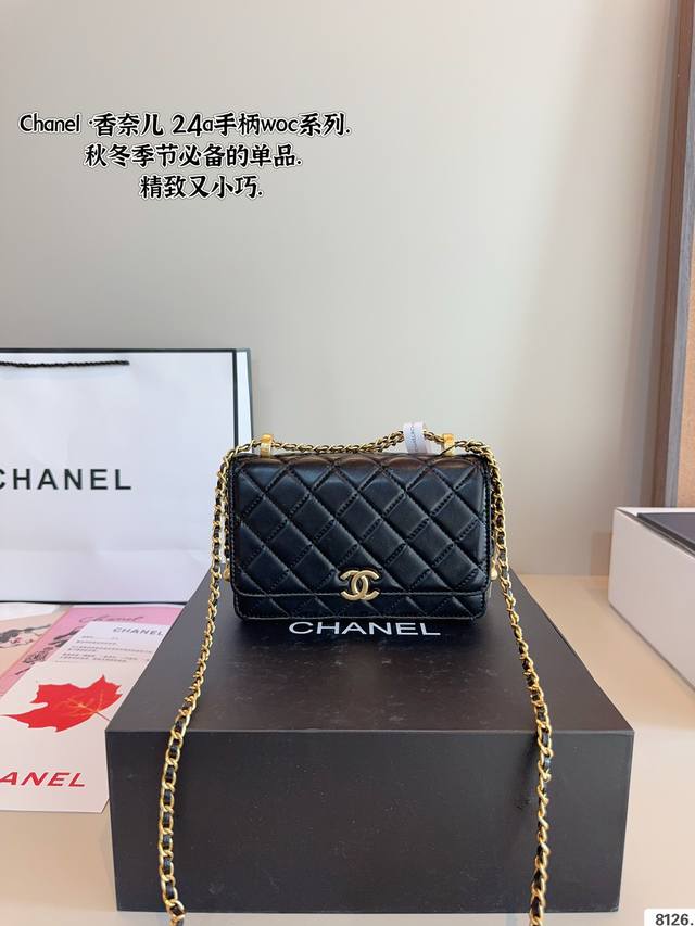 配礼盒 Chanel 香奈儿发财 一款随身小包 Chanel香奈儿23S 双金球woc发财包 可斜挎单肩 链条可收入包内作为手包使用 上身后超显大气， 别看小小