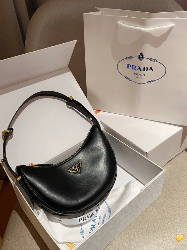 Prada 普拉达 金属徽标prada Arqué斜挎包hobo腋下包 月牙包 尺寸22×18 礼盒包装飞机箱