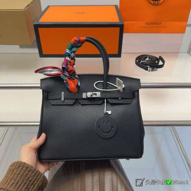 全套包装 配丝巾 进口头层皮材质 Size:25Cm Hermes 爱马仕birkin铂金包 随性洒脱的中性色， 开口拎随性慵懒 扣合气质拉，气场强大！