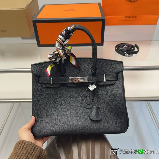 全套包装 配丝巾 进口头层皮材质 Size:30×23 Hermes 爱马仕birkin铂金包 随性洒脱的中性色， 开口拎随性慵懒 扣合气质拉，气场强大！