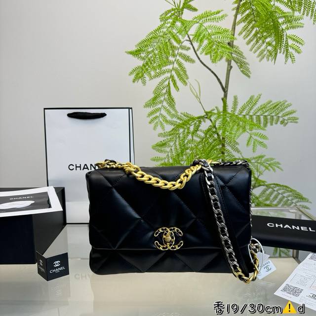 折叠盒 Chanel19 Bag 自从欧阳娜娜带货后全球断货很难买到 皮质是羊皮有点像羽绒服包包 但是19的点睛之笔是什么呢？格子放大！格子放大后脱了香奈儿小女