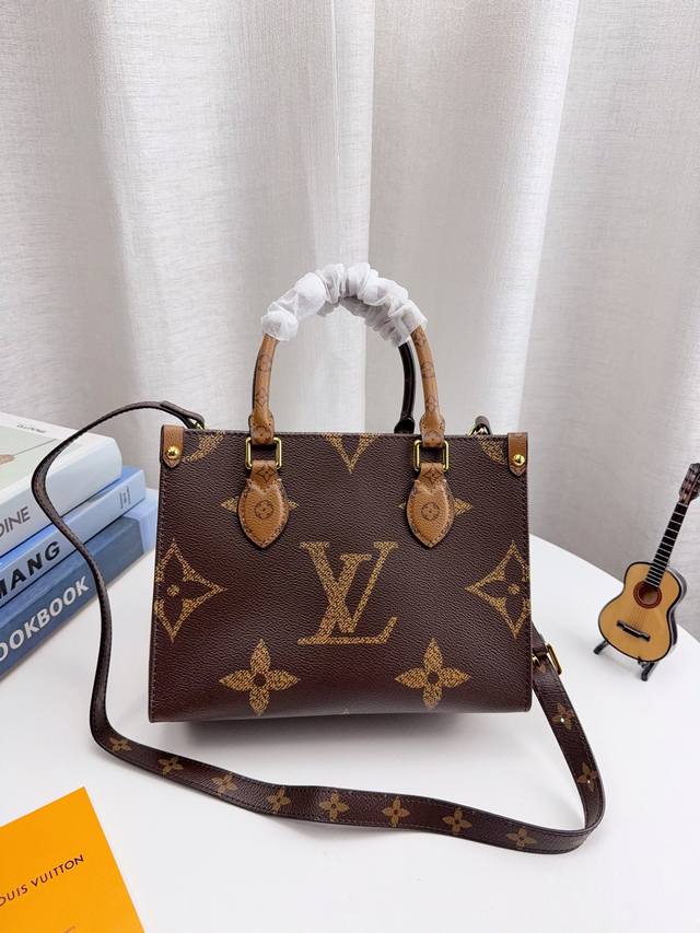 原单品质 配折叠盒飞机盒 原单品质 Lv A B面原料 Onthego妈咪袋 性价比之王这是一款超赞的包型，灵感来自于恶搞lv的街头品牌，曾经的曾经，Louis