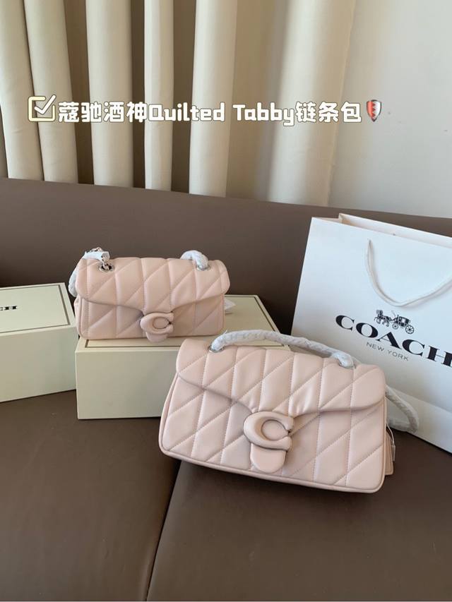 中号 小号 配折叠盒子 百搭神器 Tabby 蔻驰酒神新品 Quilted Tabby 链条版tabby 这你能忍住 满满的小细节 尺寸：中号27*15小21*