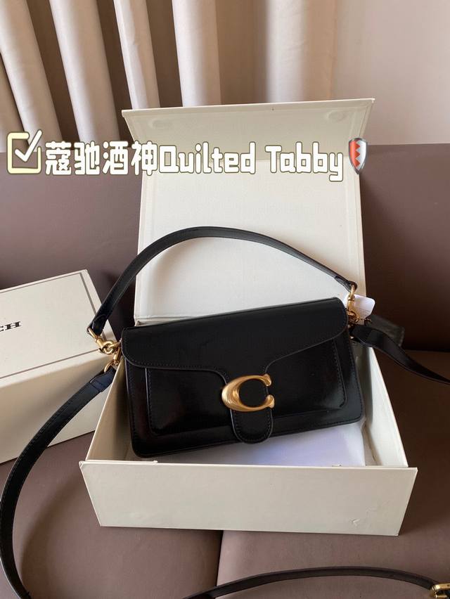 配折叠盒子 百搭神器 Tabby 蔻驰酒神新品 Quilted Tabby 气质高雅 这你能忍住 满满的小细节 尺寸：26.14