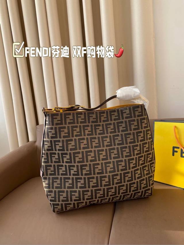 Fendi芬迪 双f购物袋！ 中古包 百看不厌的， 自古以来都有它的存在， 很多纠结困难户， 都会首选哦！ 最大特点就是不挑衣什么风格都能hold得住， 凹造型