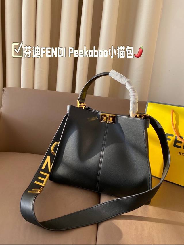 尺寸30*25 芬迪fendi Peekaboo小猫包 金属字母肩带托特包 日常通勤简直绝配 又酷又飒的奢华 可盐可甜 集美们冲它