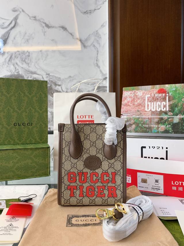 复刻版 牛皮 Gucci 新款mini Tote 琴谱包 老花 拼棕边 方正包型 复古、年轻、很酷 很好搭配衣服 这一枚侧面够宽 容量很足 可以肩背、手提 肩带