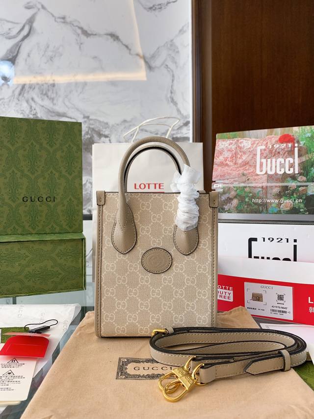 复刻版 牛皮 Gucci 新款mini Tote 琴谱包 老花 拼棕边 方正包型 复古、年轻、很酷 很好搭配衣服 这一枚侧面够宽 容量很足 可以肩背、手提 肩带