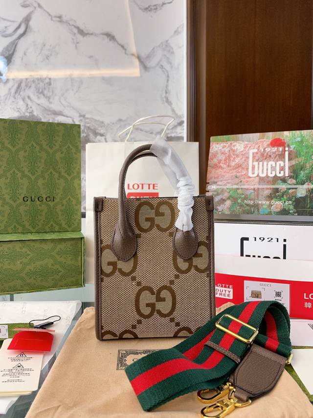 复刻版 牛皮 Gucci 新款mini Tote 琴谱包 老花 拼棕边 方正包型 复古、年轻、很酷 很好搭配衣服 这一枚侧面够宽 容量很足 可以肩背、手提 肩带