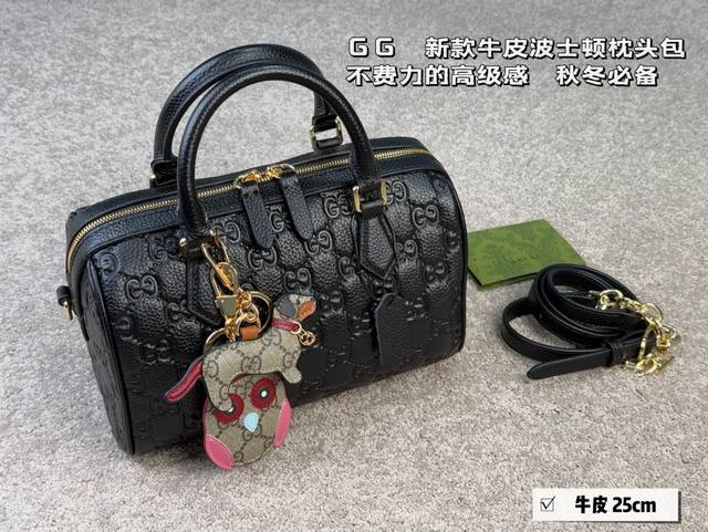 Gucci Emblem 波士顿枕头包 头层牛皮材质 手感细腻 男女同款 一眼沦陷 ！ 尺寸：25X16Cm